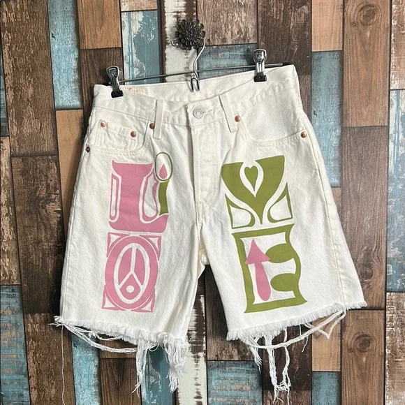 Levi’s 501 24 Stylish Cream Shorts with love design - Picture 1 of 16